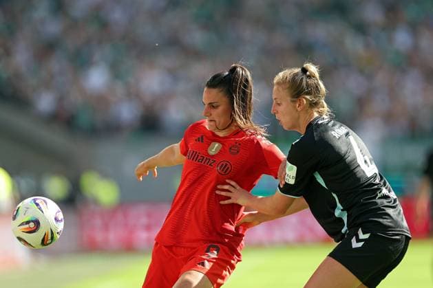 01.05.2025, xovx, Fußball Frauen DFB-Pokal Finale, FC Bayern München - SV Werder Bremen v.l. Jovana Damnjanovic (FC Bayern München), Kaylie Ronan (SV Werder Bremen) Köln Rhein-Energie-Stadion Nordrhein-Westfalen Deutschland (DE)