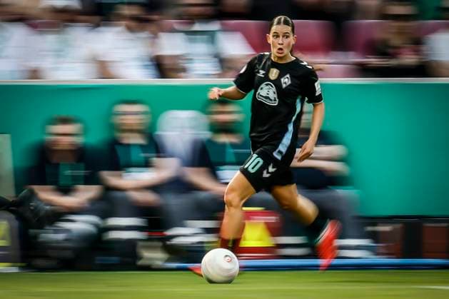 45. DFB-Pokal Finale der Frauen: FC Bayern München - SV Werder Bremen, 01.05.2025 Tuana Mahmoud (SV Werder Bremen, 10); 45.? ?DFB-Pokal Finale der Frauen: FC Bayern München - SV Werder Bremen am 01.05.2025 im RheinEnergie-Stadion in Köln (Nordrhein-Westfalen). DFL REGULATIONS PROHIBIT ANY USE OF PHOTOGRAPHS AS IMAGE SEQUENCES AND OR QUASI-VIDEO. Copyright: xBEAUTIFULxSPORTS AxelxKohringx