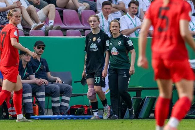 v.li.: Maria Penner (SV Werder Bremen, 33) muss verletzt ausgewechselt werden, enttäuscht schauend, Enttäuschung, Verletzung, Schmerzen, schmerzverzerrtes Gesicht, traurig, Jennifer Brimmer (Physiotherapeutin, SV Werder Bremen), DIE DFB-RICHTLINIEN UNTERSAGEN JEGLICHE NUTZUNG VON FOTOS ALS SEQUENZBILDER UND ODER VIDEOÄHNLICHE FOTOSTRECKEN. DFB REGULATIONS PROHIBIT ANY USE OF PHOTOGRAPHS AS IMAGE SEQUENCES AND OR QUASI-VIDEO., 01.05.2025, Köln (Deutschland), Fussball, DFB-Pokal Finale Frauen, FC Bayern München - SV Werder Bremen