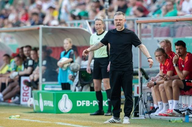Trainer Alexander Straus (FC Bayern Muenchen) schreit waehrend des DFB Pokalfinales der Frauen zwischen FC Bayern Muenchen und Werder Bremen, Rhein-Energie-Stadion am 01. May 2025 in Köln, Deutschland. (Foto von Mario Hommes DeFodi Images) +++ Trainer Alexander Straus (FC Bayern Muenchen) yells during the DFB Women s Cup Final match between FC Bayern Muenchen and Werder Bremen at Rhein-Energie-Stadion on May 1, 2025 in Cologne, Germany. (Photo by Mario Hommes DeFodi Images) DFB DFL REGULATIONS PROHIBIT ANY USE OF PHOTOGRAPHS AS IMAGE SEQUENCES AND OR QUASI-VIDEO. (Photo by Mario Hommes DeFodi Images)