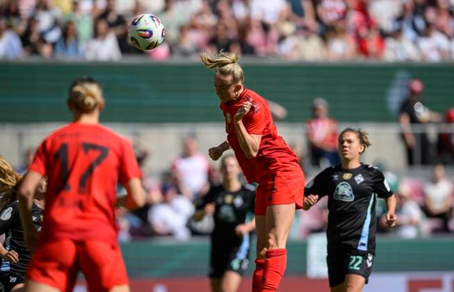 Lea SCHUELLER (Schüller) (M) koepft das Tor zum 1:0, Aktion, Kopfball, DFB Pokal Finale der Frauen 2025, FC Bayern Muenchen (M) - SV Werder Bremen (HB), am 01.05.2025 in Koeln Deutschland. DFB regulations prohibit any use of photographs as image sequences and or quasi-video Â