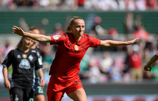 Jubel Lea SCHUELLER (Schüller) (M) nach ihrem Tor zum 1:0, DFB Pokal Finale der Frauen 2025, FC Bayern Muenchen (M) - SV Werder Bremen (HB), am 01.05.2025 in Koeln Deutschland. DFB regulations prohibit any use of photographs as image sequences and or quasi-video Â