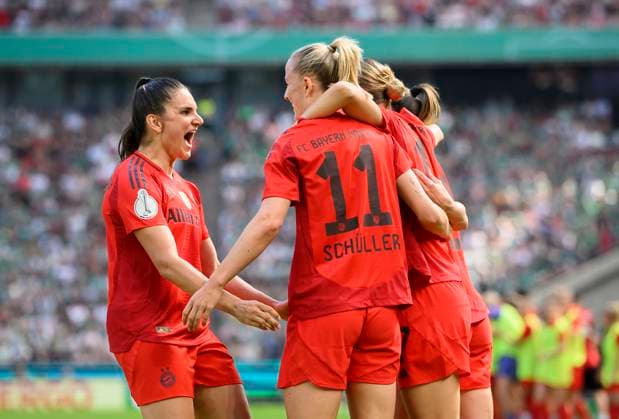 Jubel Lea SCHUELLER (Schüller) (M) nach ihrem Tor zum 1:0, mit Jovana DAMNJANOVIC l. (M) DFB Pokal Finale der Frauen 2025, FC Bayern Muenchen (M) - SV Werder Bremen (HB), am 01.05.2025 in Koeln Deutschland. DFB regulations prohibit any use of photographs as image sequences and or quasi-video Â
