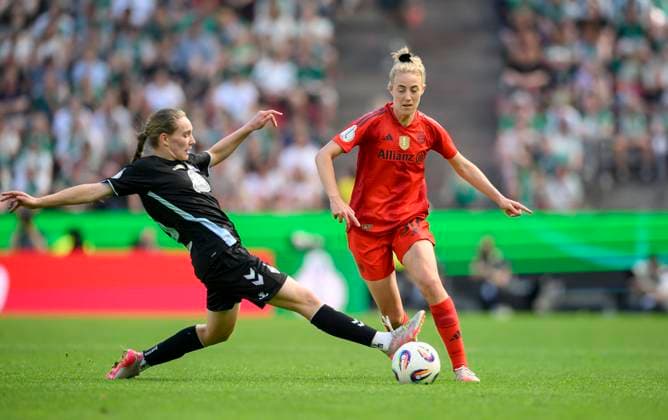 v.l. Maria Penner (HB), Carolin SIMON (M) Aktion, Zweikampf, DFB Pokal Finale der Frauen 2025, FC Bayern Muenchen (M) - SV Werder Bremen (HB), am 01.05.2025 in Koeln Deutschland. DFB regulations prohibit any use of photographs as image sequences and or quasi-video Â
