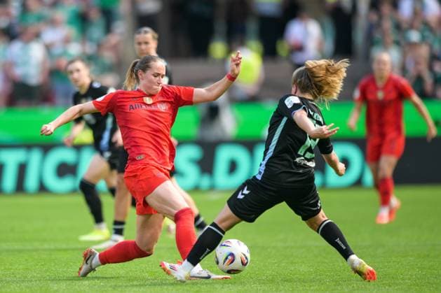 Fußball, DFB Pokal Frauen, 20250501, FC Bayern München - SV Werder Bremen. Im Bild v.l. Sydney LOHMANN (Bayern, 12), Ricarda WALKLING (Bremen, 13) Zweikampf Ball. Köln Rhein-Energie Stadion Nordrhein-Westfalen Deutschland Copyright: Passion2Press MarkusxFischerx