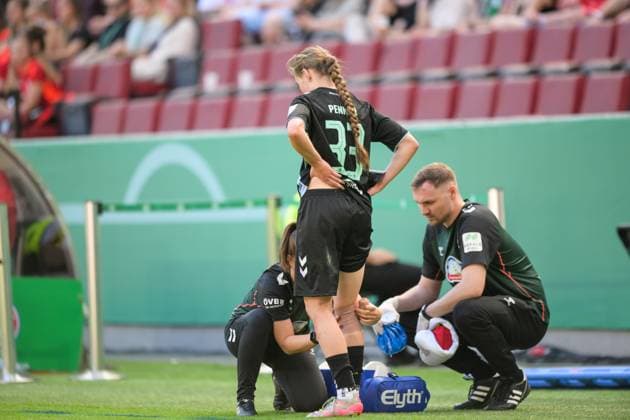 Fußball, DFB Pokal Frauen, 20250501, FC Bayern München - SV Werder Bremen. Im Bild Marie PENNER (Bremen, 33) bandagiert wird behandelt. Köln Rhein-Energie Stadion Nordrhein-Westfalen Deutschland Copyright: Passion2Press MarkusxFischerx
