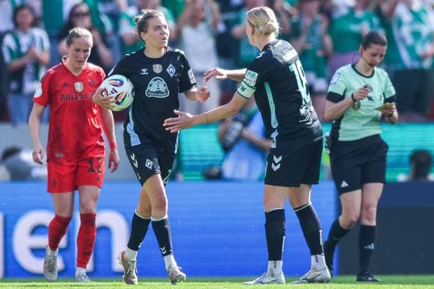 Fußball DFB Pokal Frauen Finale FC Bayern München - SV Werder Bremen am 01.05.2025 im RheinEnergieStadion in Köln Torjubel zum 2:1 durch Rieke Dieckmann (Bremen) DFB regulations prohibit any use of photographs as image sequences and or quasi-video.
