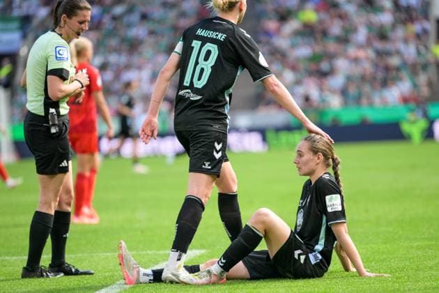 Fußball, DFB Pokal Frauen, 20250501, FC Bayern München - SV Werder Bremen. Im Bild v.l. Lina HAUSICKE (Bremen, 18), Marie PENNER (Bremen, 33) angeschlagen am Boden. Köln Rhein-Energie Stadion Nordrhein-Westfalen Deutschland Copyright: Passion2Press MarkusxFischerx