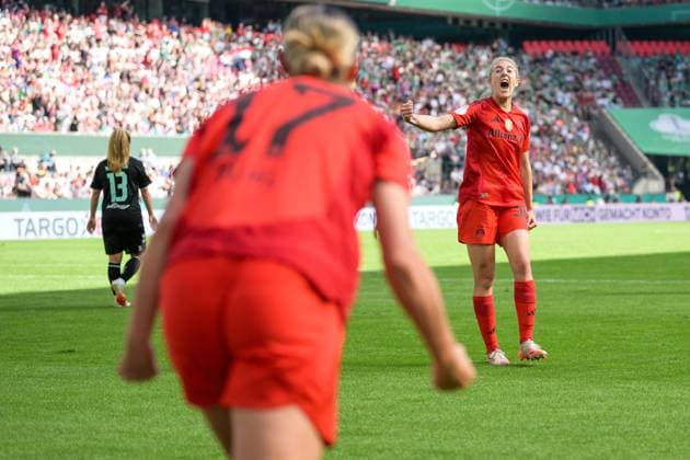 Fußball, DFB Pokal Frauen, 20250501, FC Bayern München - SV Werder Bremen. Im Bild Tor 0:2, Torjubel, v.l. Klara BÜHL (Bayern, 17), Torschützein Carolin SIMON (Bayern, 30). Köln Rhein-Energie Stadion Nordrhein-Westfalen Deutschland Copyright: Passion2Press MarkusxFischerx
