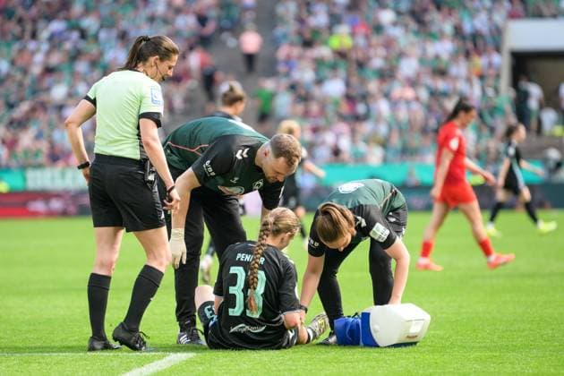 Fußball, DFB Pokal Frauen, 20250501, FC Bayern München - SV Werder Bremen. Im Bild Marie PENNER (Bremen, 33) angeschlagen am Boden wird behandelt. Köln Rhein-Energie Stadion Nordrhein-Westfalen Deutschland Copyright: Passion2Press MarkusxFischerx