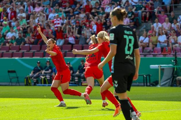 Köln, Deutschland 01. Mai 2025: DFB Pokal - Finale - Frauen - 2024 2025 - FC Bayern München vs. SV Werder Bremen Im Bild: v.li. die Zweite Torschützin Lea Schüller Schueller (FCB) macht das Tor zum 1:0 für den FC Bayern und jubelt mit ihren Mannschaftskolleginnen DFB regulations prohibit any use of photographs as image sequences and or quasi-video RheinEnergie Stadion Nordrhein Westfalen Copyright: xFotostandx xFantinix