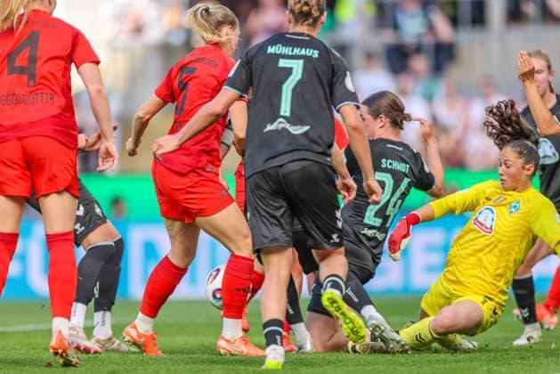 GER, Köln, FC Bayern München vs Werder Bremen, DFB-Pokal Frauen, Fussball, DFB, Spielzeit 2024 2025, Rhein-Energie-Stadion, Finale, im Bild v.l.: Unordnung im Strafraum von Livia Peng (Werder Bremen 1) DFB DFL REGULATIONS PROHIBIT ANY USE OF PHOTOGRAPHS AS IMAGE SEQUENCES AND OR QUASI-VIDEO, 01.05.2025, Copyright: HMBxMedia HendrikxHamelau