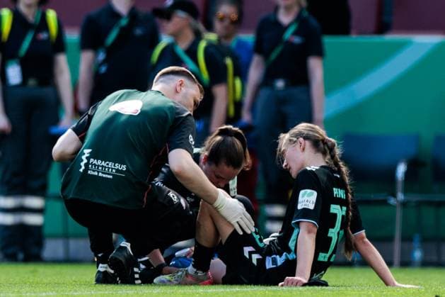 Sport Bilder des Tages 45. DFB-Pokal Finale der Frauen: FC Bayern München - SV Werder Bremen, 01.05.2025 Maria Penner (SV Werder Bremen, 33) muss verletzt ausgewechselt werden 45. DFB-Pokal Finale der Frauen: FC Bayern München - SV Werder Bremen, Köln, RheinEnergiestadion, 01.05.2025 Copyright: xBEAUTIFULxSPORTS Wunderlx