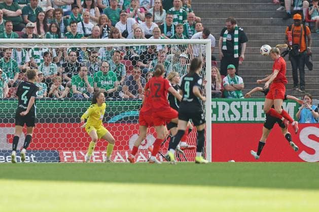 01.05.2025, xovx, Fußball Frauen DFB-Pokal Finale, FC Bayern München - SV Werder Bremen Lea Schüller (FC Bayern München) mit dem Tor zum 3:1. Köln Rhein-Energie-Stadion Nordrhein-Westfalen Deutschland (DE)