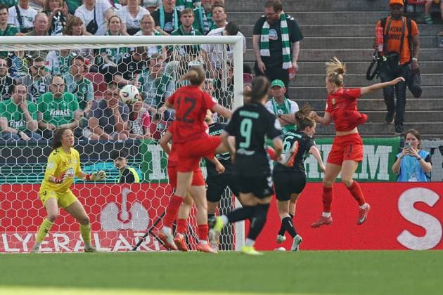 01.05.2025, xovx, Fußball Frauen DFB-Pokal Finale, FC Bayern München - SV Werder Bremen Livia Peng (SV Werder Bremen), Sydney Lohmann (FC Bayern München), Sophie Weidauer (SV Werder Bremen), Reena Wichmann (SV Werder Bremen), Lea Schüller (FC Bayern München) mit dem Tor zum 3:1. Köln Rhein-Energie-Stadion Nordrhein-Westfalen Deutschland (DE)