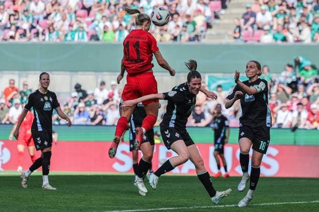 Fußball DFB Pokal Frauen Finale FC Bayern München - SV Werder Bremen am 01.05.2025 im RheinEnergieStadion in Köln Lea Schüller (München) trifft zum 3:1 DFB regulations prohibit any use of photographs as image sequences and or quasi-video.