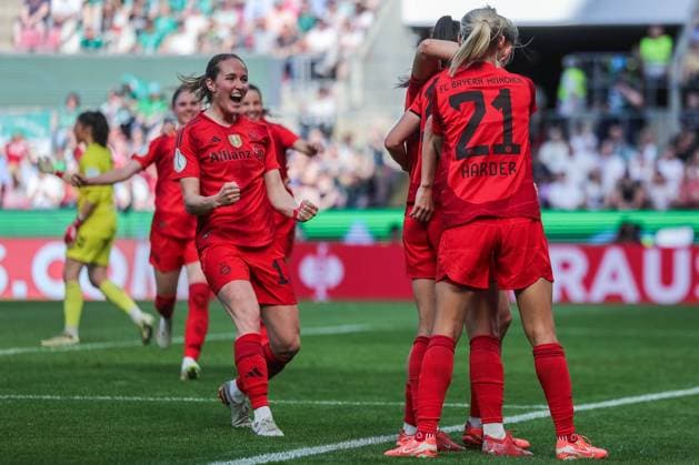 Fußball DFB Pokal Frauen Finale FC Bayern München - SV Werder Bremen am 01.05.2025 im RheinEnergieStadion in Köln Torjubel zum 3:1 durch Lea Schüller (München) DFB regulations prohibit any use of photographs as image sequences and or quasi-video.