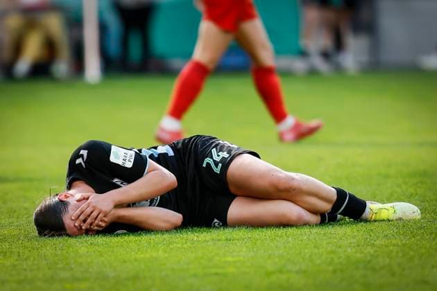 45. DFB-Pokal Finale der Frauen: FC Bayern München - SV Werder Bremen, 01.05.2025 Lara Schmidt (SV Werder Bremen, 24) verletzt sich; 45.? ?DFB-Pokal Finale der Frauen: FC Bayern München - SV Werder Bremen am 01.05.2025 im RheinEnergie-Stadion in Köln (Nordrhein-Westfalen). DFL REGULATIONS PROHIBIT ANY USE OF PHOTOGRAPHS AS IMAGE SEQUENCES AND OR QUASI-VIDEO. Copyright: xBEAUTIFULxSPORTS AxelxKohringx