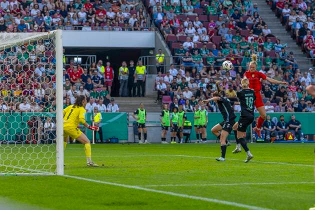 Köln, Deutschland 01. Mai 2025: DFB Pokal - Finale - Frauen - 2024 2025 - FC Bayern München vs. SV Werder Bremen Im Bild: v.re. Torschützin Lea Schüller Schueller (Bayern München) jubelt nach seinem Tor zum 3:1 mit ihrenn Mannschaftskolleginnen, DFB regulations prohibit any use of photographs as image sequences and or quasi-video RheinEnergie Stadion Nordrhein Westfalen Copyright: xFotostandx xSchäferx