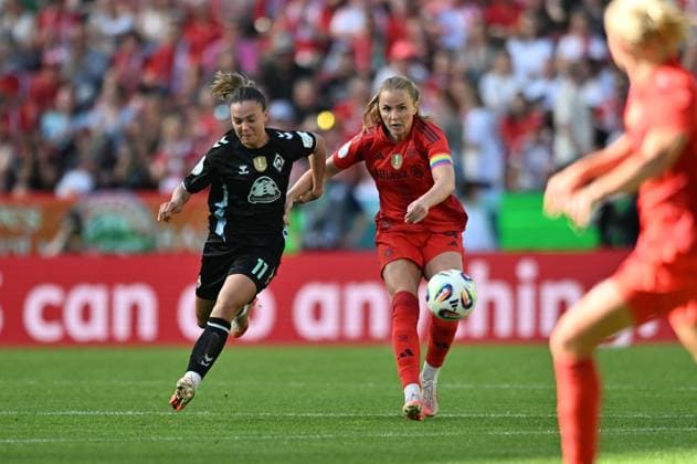 Glodis Viggosdottir (FCB, 4) spielt den Ball nach vorne, 01.05.2025, Köln (Deutschland), Fussball, DFB-Pokal Frauen, FC Bayern München - SV Werder Bremen, DFB DFL REGULATIONS PROHIBIT ANY USE OF PHOTOGRAPHS AS IMAGE SEQUENCES AND OR QUASI-VIDEO.