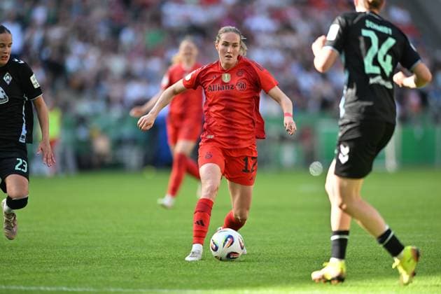 Sydney Lohmann (FCB, 12) mit Ball in der Offensive, 01.05.2025, Köln (Deutschland), Fussball, DFB-Pokal Frauen, FC Bayern München - SV Werder Bremen, DFB DFL REGULATIONS PROHIBIT ANY USE OF PHOTOGRAPHS AS IMAGE SEQUENCES AND OR QUASI-VIDEO.