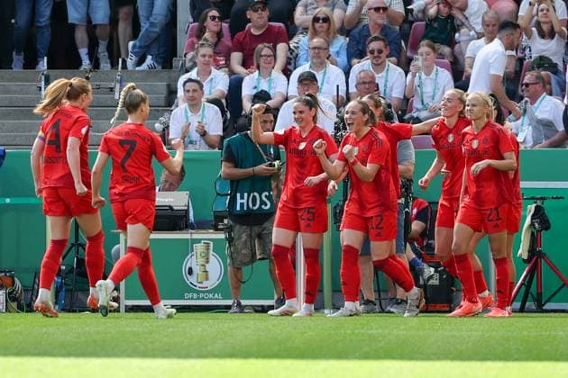 Torjubel FC Bayern Frauen, 1:0, Glodis Perla Viggosdottir 4 (FC Bayern Muenchen Frauen), Giulia Gwinn 7 (FC Bayern Muenchen Frauen), b25 , Sydney Lohmann 12 (FC Bayern Muenchen Frauen), Pernille Harder 21 (FC Bayern Muenchen Frauen), SV Werder Bremen vs. FC Bayern Frauen Muenchen, DFB-Pokal Finale, 01.05.25 DFB regulations prohibit any use of photographs as image sequences and or quasi-video. (kolbert-press) Koeln NRW Deutschland