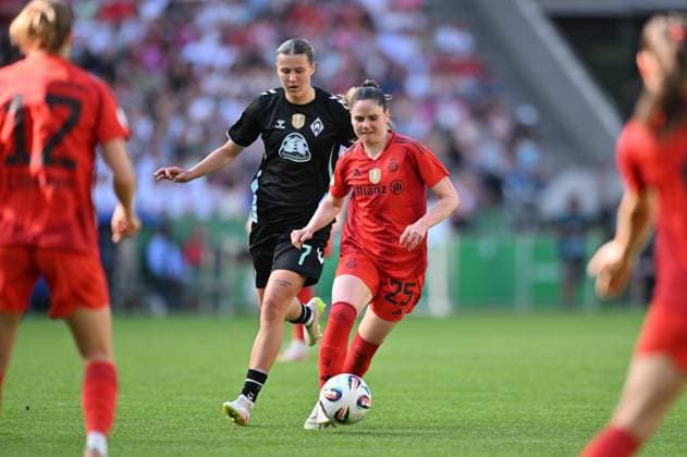 Sarah Zadrazil (FCB, 25) in der Offensive mit Ball, 01.05.2025, Köln (Deutschland), Fussball, DFB-Pokal Frauen, FC Bayern München - SV Werder Bremen, DFB DFL REGULATIONS PROHIBIT ANY USE OF PHOTOGRAPHS AS IMAGE SEQUENCES AND OR QUASI-VIDEO.