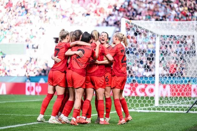 01.05.2025, Fussball, DFB Pokalfinale der Frauen, Saison 2024 2025, FC Bayern München - SV Werder Bremen, Lea Schüller (FC Bayern München) freut sich über das Tor zum 3:1 mit der Mannschaft, xRHR-FOTO TKx Copyright: RHR-FOTOx RHR-FOTO TK