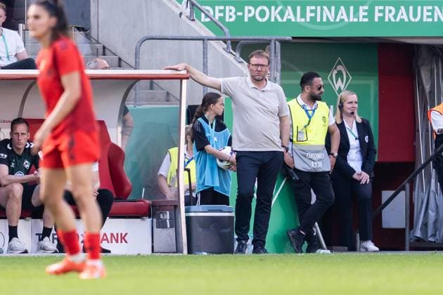 GER, DFB Pokal Finale Frauen, FC Bayern - Werder Bremen 01.05.2025, RheinEnergieSTADION, Köln, GER, DFB Pokal Finale Frauen, FC Bayern - Werder Bremen im Bild: Thomas Horsch (Chef-Trainer Head Coach, Werder Bremen) Gestik, Mimik, Emotionen in der Cochingzone am Spielfeldrand,