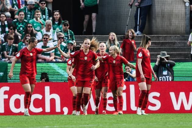 Fussball, DFB-Pokal der Frauen Saison 2024 2025 Finale FC Bayern München - SV Werder Bremen 01.05.2025, RheinEnergieSTADION Torjubel FC Bayern München nach dem Tor zum 3-1 durch Lea Schüller (FC Bayern München, 11) die Spielerinnen freuen sich Köln RheinEnergieSTADION Nordrhein-Westfalen Deutschland