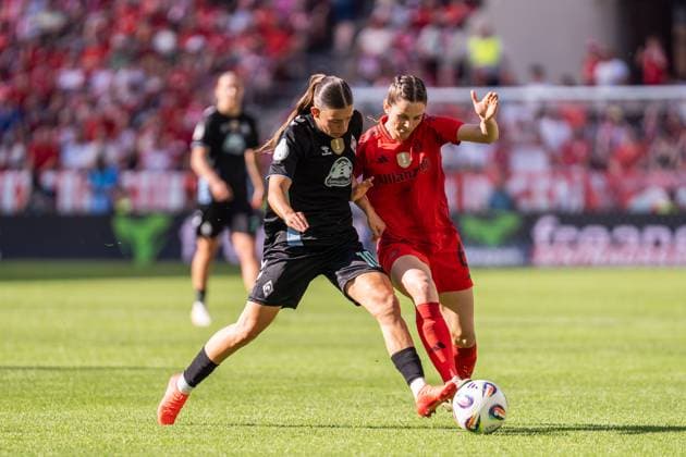 GER, DFB Pokal Finale Frauen, FC Bayern - Werder Bremen 01.05.2025, RheinEnergieSTADION, Köln, GER, DFB Pokal Finale Frauen, FC Bayern - Werder Bremen im Bild: Zweikampf zwischen Tuva Hansen (FC Bayern München, 6) und Tuana Mahmoud (SV Werder Bremen, 10)