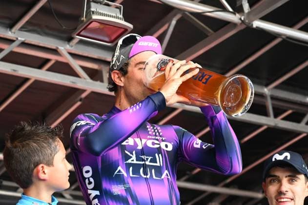 01.05.2025, xhfmx, Radsport Radklassiker 2025, Frankfurt - Eschborn Michael Matthews (Team Jayco AlUla) nimmt einen Schluck aus dem Bierglas. (DFL DFB REGULATIONS PROHIBIT ANY USE OF PHOTOGRAPHS as IMAGE SEQUENCES and or QUASI-VIDEO) Frankfurt am Main