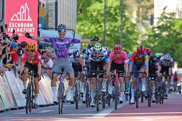 Sport Bilder des Tages Zielbild, Michael Matthews, AUS (Team Jayco Alula (Jay) - AUS) gewinnt vor Magnus Cort DEN(Team Uno-x Mobility (UXM) - NOR) und Jon Barrenetxea ESP (Team Movistar (MOV) - ESP) , RADSPORT - Rennen Eschborn-Frankfurt - der Radklassiker , 01.05.2025, Radsport - 1. Mai, -