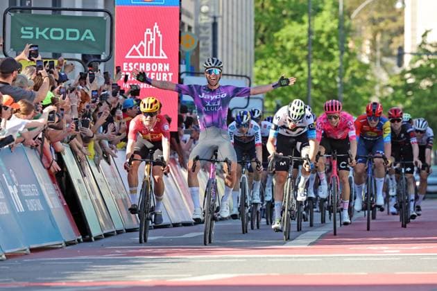 Zielbild, Michael Matthews, AUS (Team Jayco Alula (Jay) - AUS) gewinnt vor Magnus Cort DEN(Team Uno-x Mobility (UXM) - NOR) und Jon Barrenetxea ESP (Team Movistar (MOV) - ESP) , RADSPORT - Rennen Eschborn-Frankfurt - der Radklassiker , 01.05.2025, Radsport - 1. Mai, -
