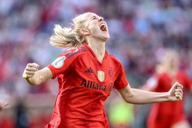 v.li.: Torschützin Lea Schüller (FC Bayern München, 11) mit Torjubel, Jubel, jubeln, jubelt, optimistisch, Spielszene, Highlight, Freude über das Tor zum 4:1, DIE DFB-RICHTLINIEN UNTERSAGEN JEGLICHE NUTZUNG VON FOTOS ALS SEQUENZBILDER UND ODER VIDEOÄHNLICHE FOTOSTRECKEN. DFB REGULATIONS PROHIBIT ANY USE OF PHOTOGRAPHS AS IMAGE SEQUENCES AND OR QUASI-VIDEO., 01.05.2025, Köln (Deutschland), Fussball, DFB-Pokal Finale Frauen, FC Bayern München - SV Werder Bremen