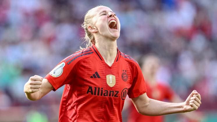 v.li.: Torschützin Lea Schüller (FC Bayern München, 11) mit Torjubel, Jubel, jubeln, jubelt, optimistisch, Spielszene, Highlight, Freude über das Tor zum 4:1, DIE DFB-RICHTLINIEN UNTERSAGEN JEGLICHE NUTZUNG VON FOTOS ALS SEQUENZBILDER UND ODER VIDEOÄHNLICHE FOTOSTRECKEN. DFB REGULATIONS PROHIBIT ANY USE OF PHOTOGRAPHS AS IMAGE SEQUENCES AND OR QUASI-VIDEO., 01.05.2025, Köln (Deutschland), Fussball, DFB-Pokal Finale Frauen, FC Bayern München - SV Werder Bremen