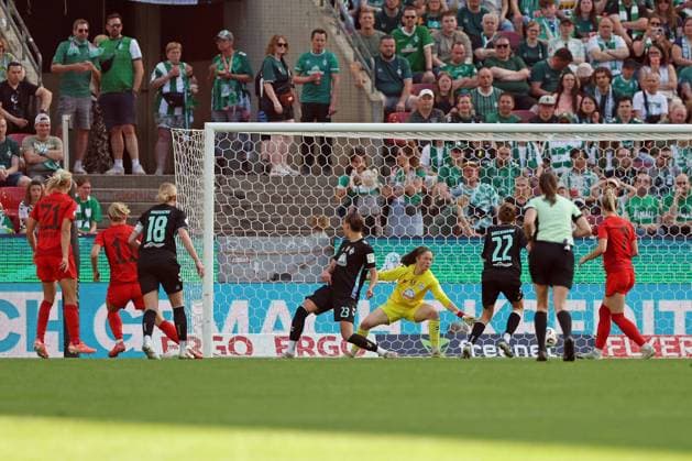 01.05.2025, xovx, Fußball Frauen DFB-Pokal Finale, FC Bayern München - SV Werder Bremen v.l. Pernille Harder (FC Bayern München), Lea Schüller (FC Bayern München) mit dem Tor zum 4:1, Lina Hausicke (SV Werder Bremen), Hanna Nemeth (SV Werder Bremen), Livia Peng (SV Werder Bremen), Rieke Dieckmann (SV Werder Bremen) Köln Rhein-Energie-Stadion Nordrhein-Westfalen Deutschland (DE)
