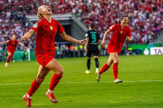 Lea Schüller (11 Bayern) jubelt über das Tor zum 4-1 beim DFB Pokalfinale FC Bayern München -SV Werder Bremen am 01.05.2025 in Köln. Köln RheinEnergieSTADION Nordrhein-Westfalen Deutschland