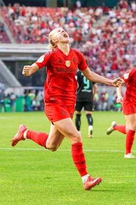 Lea Schüller (11 Bayern) jubelt über das Tor zum 4-1 beim DFB Pokalfinale FC Bayern München -SV Werder Bremen am 01.05.2025 in Köln. Köln RheinEnergieSTADION Nordrhein-Westfalen Deutschland