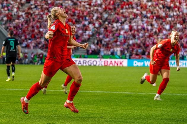 Lea Schüller (11 Bayern) jubelt über das Tor zum 4-1 beim DFB Pokalfinale FC Bayern München -SV Werder Bremen am 01.05.2025 in Köln. Köln RheinEnergieSTADION Nordrhein-Westfalen Deutschland