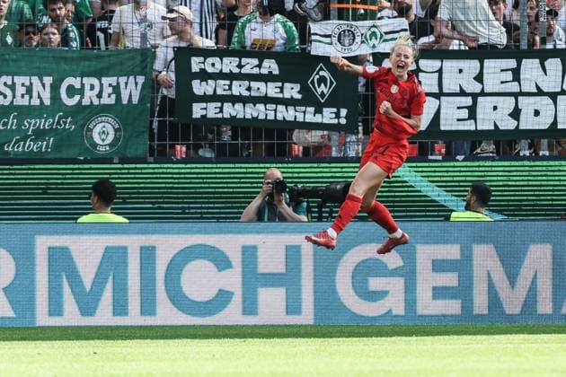 Fussball, DFB-Pokal der Frauen Saison 2024 2025 Finale FC Bayern München - SV Werder Bremen 01.05.2025, RheinEnergieSTADION Torjubel FC Bayern München nach dem Tor zum 4-1 durch Lea Schüller (FC Bayern München, 11) die Torschützin freut sich Köln RheinEnergieSTADION Nordrhein-Westfalen Deutschland