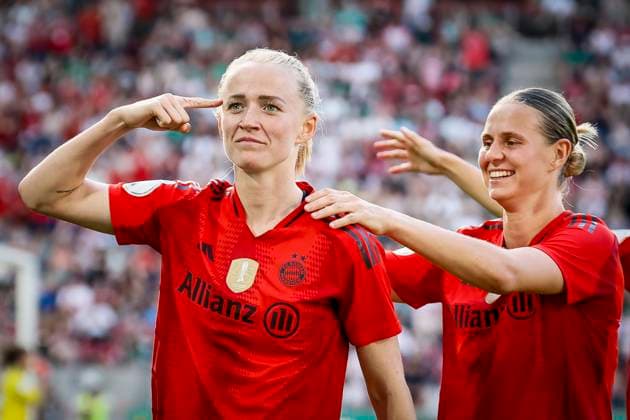 45. DFB-Pokal Finale der Frauen: FC Bayern München - SV Werder Bremen, 01.05.2025 Torjubel: Lea Schüller (FC Bayern München, 11) trifft zum 4:1, rechts gratuliert Klara Bühl (FC Bayern München, 17); 45.? ?DFB-Pokal Finale der Frauen: FC Bayern München - SV Werder Bremen am 01.05.2025 im RheinEnergie-Stadion in Köln (Nordrhein-Westfalen). DFL REGULATIONS PROHIBIT ANY USE OF PHOTOGRAPHS AS IMAGE SEQUENCES AND OR QUASI-VIDEO. Copyright: xBEAUTIFULxSPORTS AxelxKohringx