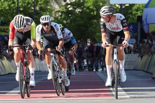 Sprint der Verfolger bei der Durchfahrt im Ziel, Nils Politt, GER (Team UAE Team Emirates XRG (UAD) - UAE) , RADSPORT - Rennen Eschborn-Frankfurt - der Radklassiker , 01.05.2025, Radsport - 1. Mai, -