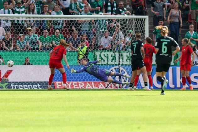 Ena Mahmutoviv 32 (SV Werder Bremen) kann den Ball nicht halten, 1:3, SV Werder Bremen vs. FC Bayern Frauen Muenchen, DFB-Pokal Finale, 01.05.25 DFB regulations prohibit any use of photographs as image sequences and or quasi-video. (kolbert-press) Koeln NRW Deutschland