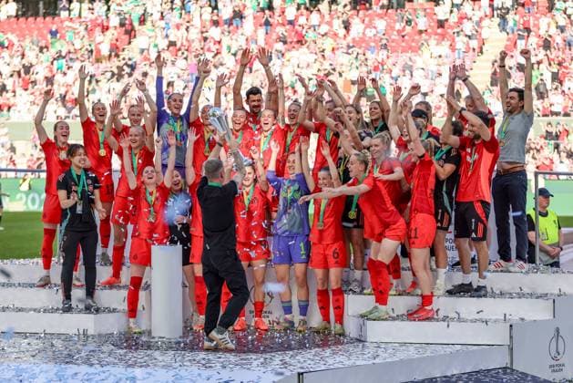 v.li.: Spielerinnen vom FC Bayern München mit Jubel über den Pokalsieg, Freude, Lachen, Stimmung, feiern, Emotion, DIE DFB-RICHTLINIEN UNTERSAGEN JEGLICHE NUTZUNG VON FOTOS ALS SEQUENZBILDER UND ODER VIDEOÄHNLICHE FOTOSTRECKEN. DFB REGULATIONS PROHIBIT ANY USE OF PHOTOGRAPHS AS IMAGE SEQUENCES AND OR QUASI-VIDEO., 01.05.2025, Köln (Deutschland), Fussball, DFB-Pokal Finale Frauen, FC Bayern München - SV Werder Bremen