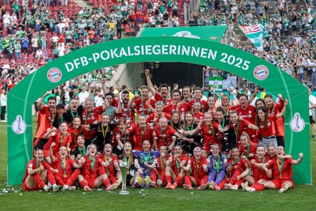 Sport Themen der Woche KW18 Sport Bilder des Tages v.li.: Spielerinnen vom FC Bayern München mit Jubel über den Pokalsieg, Freude, Lachen, Stimmung, feiern, Emotion, DIE DFB-RICHTLINIEN UNTERSAGEN JEGLICHE NUTZUNG VON FOTOS ALS SEQUENZBILDER UND ODER VIDEOÄHNLICHE FOTOSTRECKEN. DFB REGULATIONS PROHIBIT ANY USE OF PHOTOGRAPHS AS IMAGE SEQUENCES AND OR QUASI-VIDEO., 01.05.2025, Köln (Deutschland), Fussball, DFB-Pokal Finale Frauen, FC Bayern München - SV Werder Bremen *** from left xobx