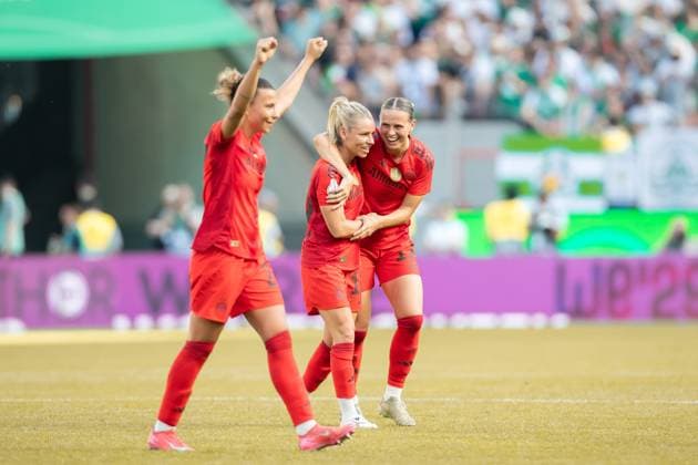 Linda Dallmann (FC Bayern Muenchen) und Klara Buehl (FC Bayern Muenchen) Schlussjubel, jubelt nach dem 4:1 Sieg waehrend des DFB Pokalfinales der Frauen zwischen FC Bayern Muenchen und Werder Bremen, Rhein-Energie-Stadion am 01. May 2025 in Köln, Deutschland. (Foto von Mario Hommes DeFodi Images) +++ Linda Dallmann (FC Bayern Muenchen) und Klara Buehl (FC Bayern Muenchen) celebrate after winning during the DFB Women s Cup Final match between FC Bayern Muenchen and Werder Bremen at Rhein-Energie-Stadion on May 1, 2025 in Cologne, Germany. (Photo by Mario Hommes DeFodi Images) DFB DFL REGULATIONS PROHIBIT ANY USE OF PHOTOGRAPHS AS IMAGE SEQUENCES AND OR QUASI-VIDEO. (Photo by Mario Hommes DeFodi Images)