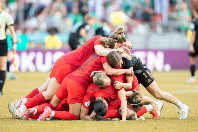 . Die Spielerinnen von FC Bayern Muenchen Schlussjubel, jubelt nach dem 4:1 Sieg waehrend des DFB Pokalfinales der Frauen zwischen FC Bayern Muenchen und Werder Bremen, Rhein-Energie-Stadion am 01. May 2025 in Köln, Deutschland. (Foto von Mario Hommes DeFodi Images) +++ . The players of FC Bayern Muenchen celebrate after winning during the DFB Women s Cup Final match between FC Bayern Muenchen and Werder Bremen at Rhein-Energie-Stadion on May 1, 2025 in Cologne, Germany. (Photo by Mario Hommes DeFodi Images) DFB DFL REGULATIONS PROHIBIT ANY USE OF PHOTOGRAPHS AS IMAGE SEQUENCES AND OR QUASI-VIDEO. (Photo by Mario Hommes DeFodi Images)