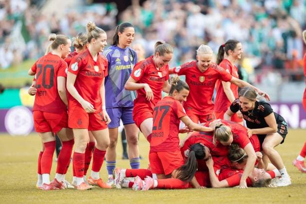 . Die Spielerinnen von FC Bayern Muenchen Schlussjubel, jubelt nach dem 4:1 Sieg waehrend des DFB Pokalfinales der Frauen zwischen FC Bayern Muenchen und Werder Bremen, Rhein-Energie-Stadion am 01. May 2025 in Köln, Deutschland. (Foto von Mario Hommes DeFodi Images) +++ . The players of FC Bayern Muenchen celebrate after winning during the DFB Women s Cup Final match between FC Bayern Muenchen and Werder Bremen at Rhein-Energie-Stadion on May 1, 2025 in Cologne, Germany. (Photo by Mario Hommes DeFodi Images) DFB DFL REGULATIONS PROHIBIT ANY USE OF PHOTOGRAPHS AS IMAGE SEQUENCES AND OR QUASI-VIDEO. (Photo by Mario Hommes DeFodi Images)