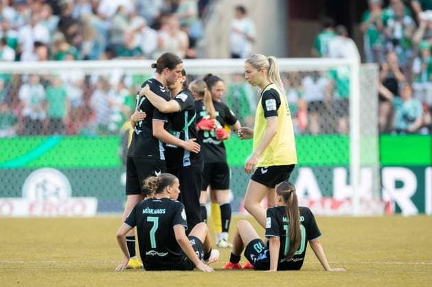 . Die Spielerinnen von SV Werder Bremen enttaeuscht waehrend des DFB Pokalfinales der Frauen zwischen FC Bayern Muenchen und Werder Bremen, Rhein-Energie-Stadion am 01. May 2025 in Köln, Deutschland. (Foto von Mario Hommes DeFodi Images) +++ . The players of SV Werder Bremen looks dejected during the DFB Women s Cup Final match between FC Bayern Muenchen and Werder Bremen at Rhein-Energie-Stadion on May 1, 2025 in Cologne, Germany. (Photo by Mario Hommes DeFodi Images) DFB DFL REGULATIONS PROHIBIT ANY USE OF PHOTOGRAPHS AS IMAGE SEQUENCES AND OR QUASI-VIDEO. (Photo by Mario Hommes DeFodi Images)